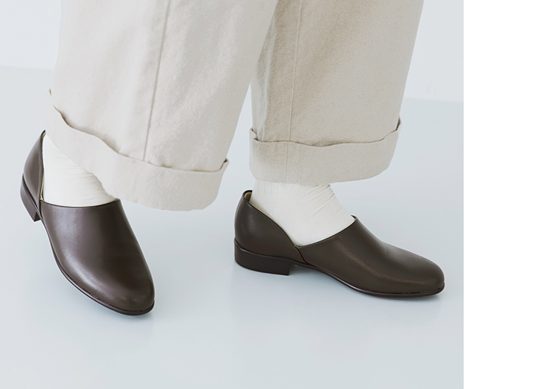 ソックス合わせで履いたレディースポック スコッチガード（ブラウン）の足元イメージ