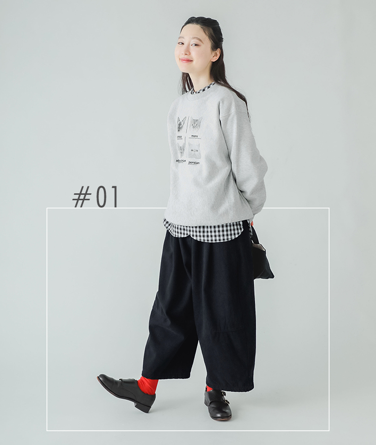 COLORKのゆったりボアパンツ ブラックを着用したモデルがグレーのスウェットと黒いシューズを合わせて立っている