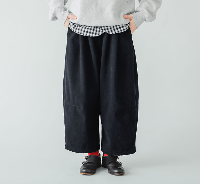 ゆったりボアパンツ ブラックの裏側のボア素材を近接で写した生地アップ