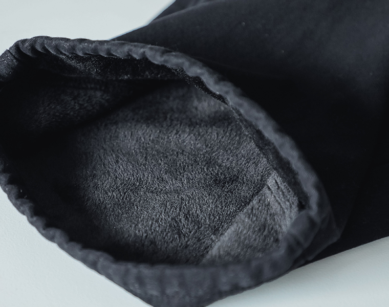 ゆったりボアパンツ ブラックを正面から見たシルエットで前ポケットと裾丈が分かる