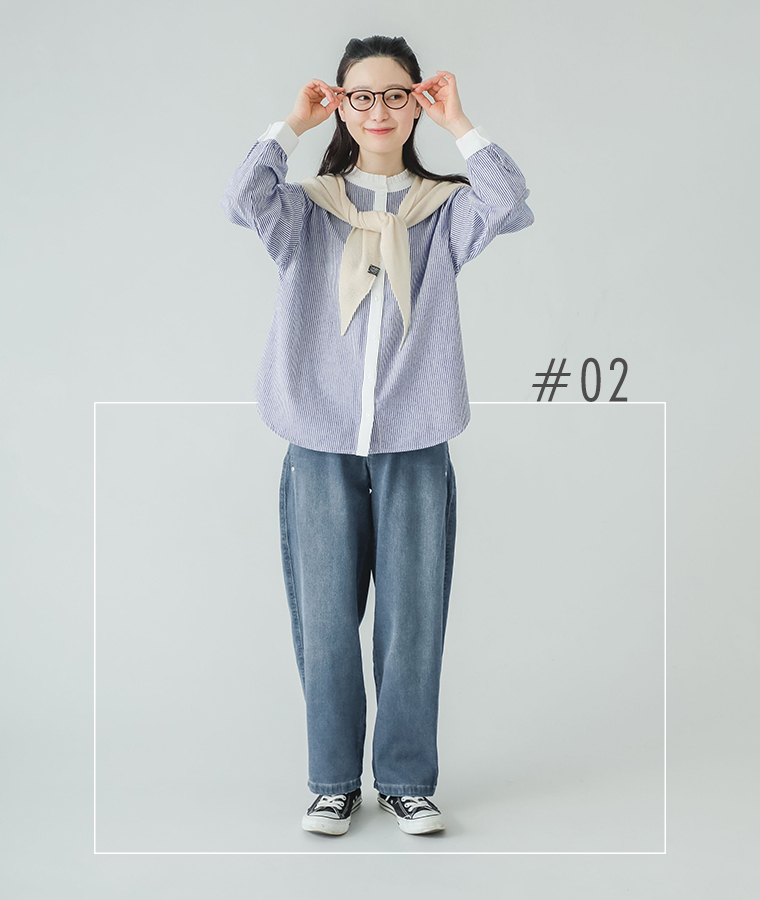 nodのAIRジョグデニムコクーンパンのユーズドネイビーを着用しストライプ柄トップスとスニーカーを合わせて立っている全身