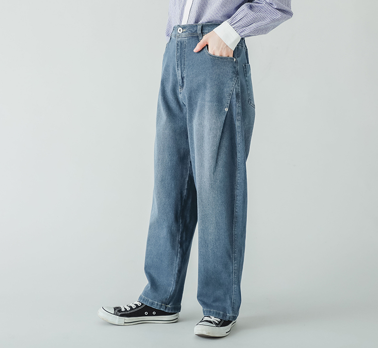 AIRジョグデニムコクーンパンのユーズドネイビーの前面でポケットとシルエットが分かる