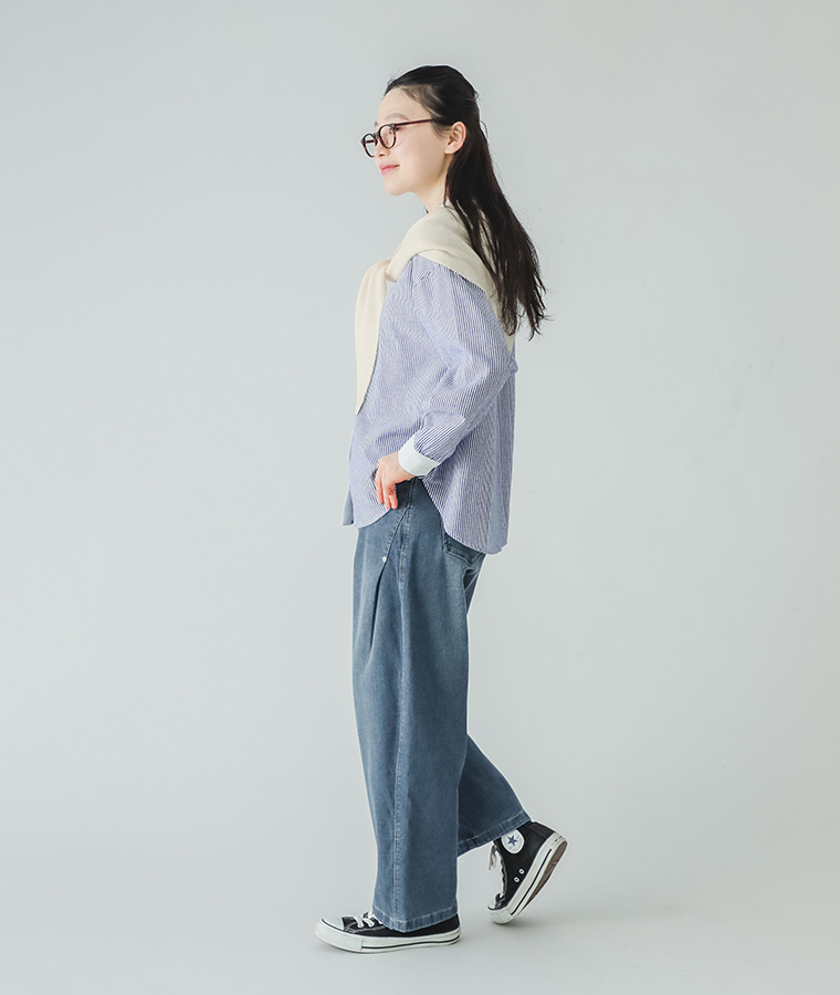 AIRジョグデニムコクーンパンのユーズドネイビーを着用し横向きで歩いている姿