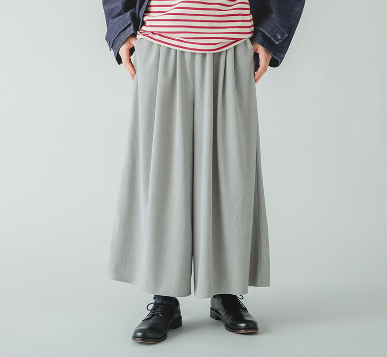 タック入りワイドパンツ グレーのウエストから裾までのシルエットが分かる正面寄りの部分カット