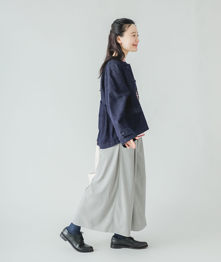 タック入りワイドパンツ グレーを着用したモデルの横向き全身カット