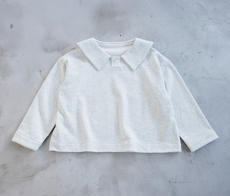 D*g*y別注｜大きめ襟の裏毛プルオーバーコンクリートの上に平置きされたエクリュ