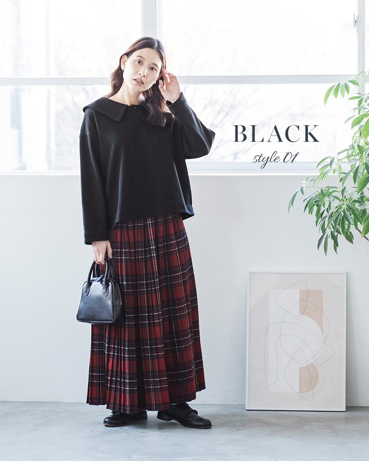 ブラックのプルオーバーとチェック柄スカートのコーディネート（「BLACK style 01」の文字入り）