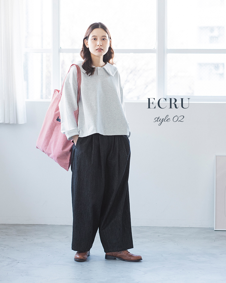 エクリュのプルオーバーとデニムパンツのコーディネート（赤×白のチェック柄トートバッグ・「ECRU style 02」の文字入り）