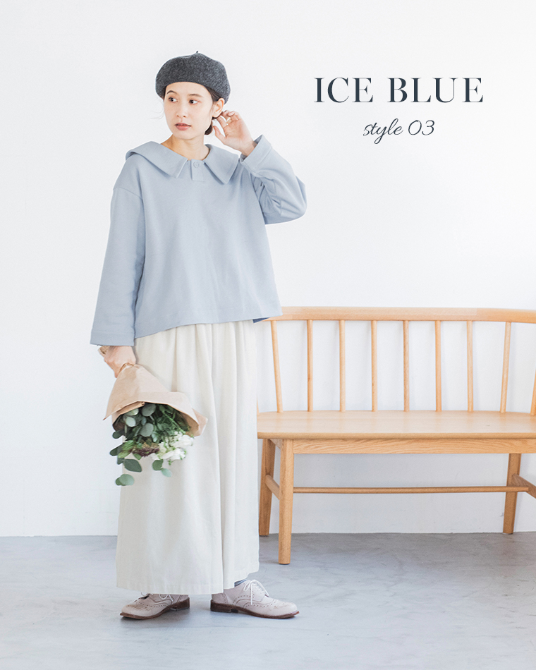 アイスブルーのプルオーバーとオフホワイトのワイドパンツを合わせたコーディネート（「ICE BLUE style 03」の文字入り）