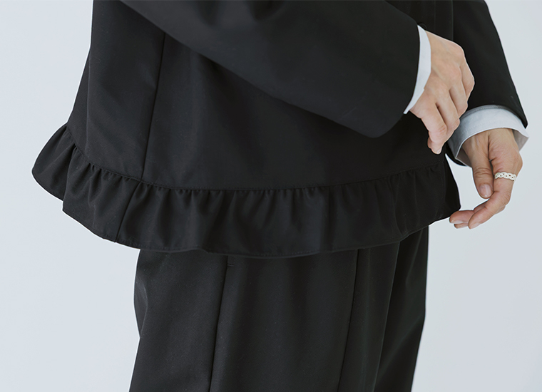 D*g*yオケージョンジャケットの裾フリルデザイン。フォーマルの中にやさしい表情を添えるディテール
