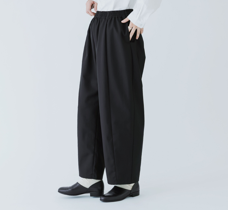 D*g*yオケージョンパンツのサイドシルエット。落ち感のある素材で脚のラインをきれいに見せるデザイン