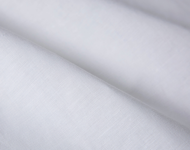 D*g*yバンドカラーブラウスに使用したホワイト生地の質感アップ。やわらかく上品な風合いの素材