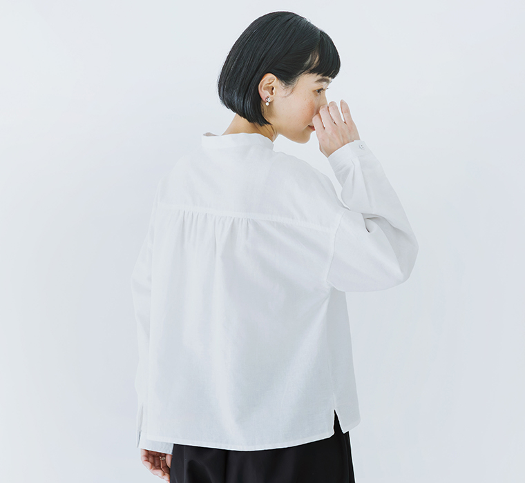 D*g*yのバンドカラーブラウス後ろ姿。オケージョンにも使えるホワイトカラーで、背中にゆとりのあるデザイン