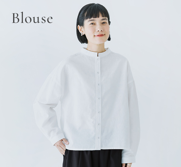 D*g*yのバンドカラーブラウス。オケージョンにも普段にも使いやすいホワイトのきれいめデザイン