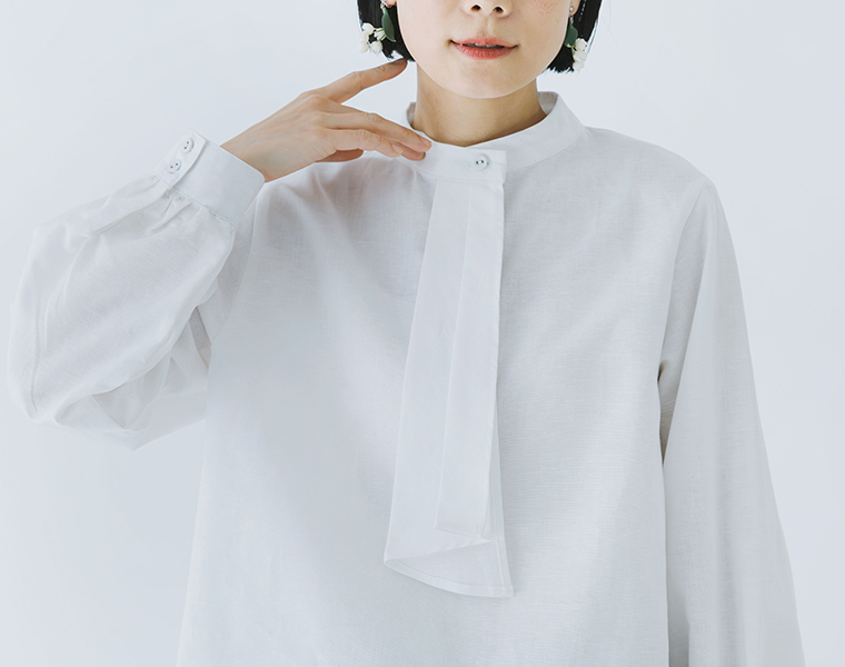 D*g*yオケージョン対応ボウタイブラウスの襟元ディテール。さりげない華やかさを添えるデザイン