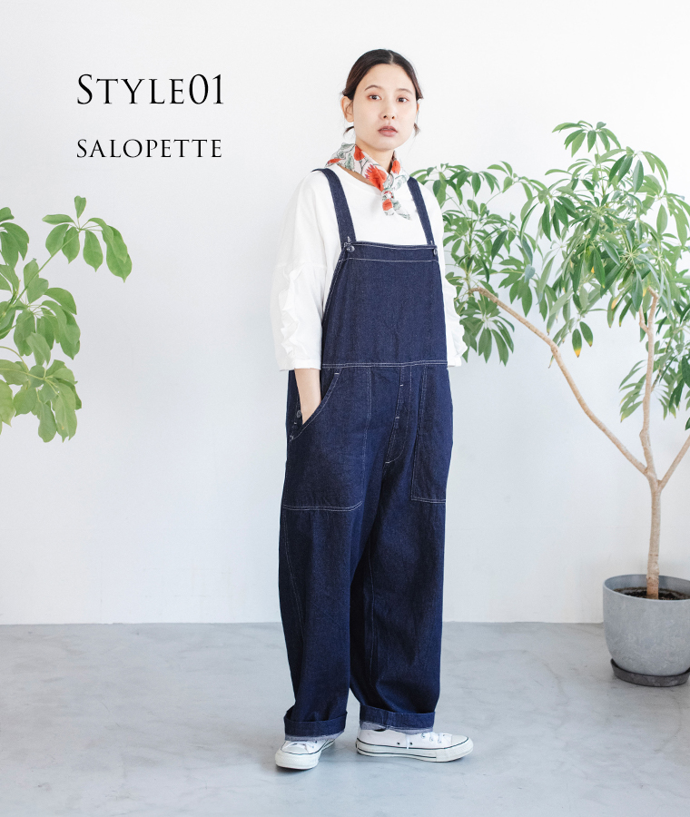 Dgyのデニムオーバーオールを白の長袖カットソーとスカーフに合わせた正面コーディネート