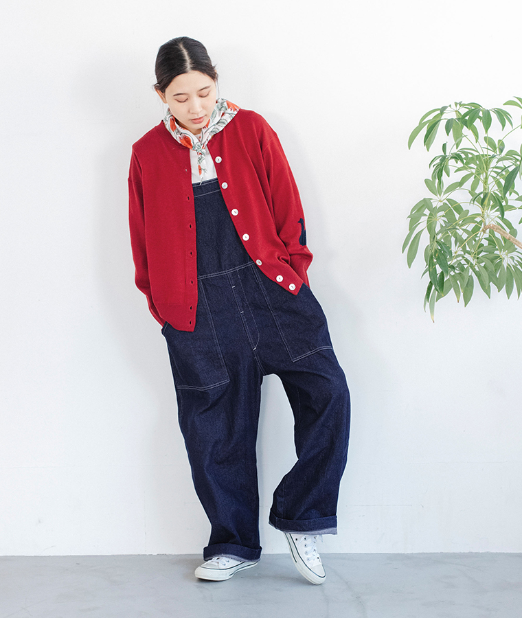 デニムオーバーオールに赤いカーディガンを羽織ったコーディネートの正面スタイル
