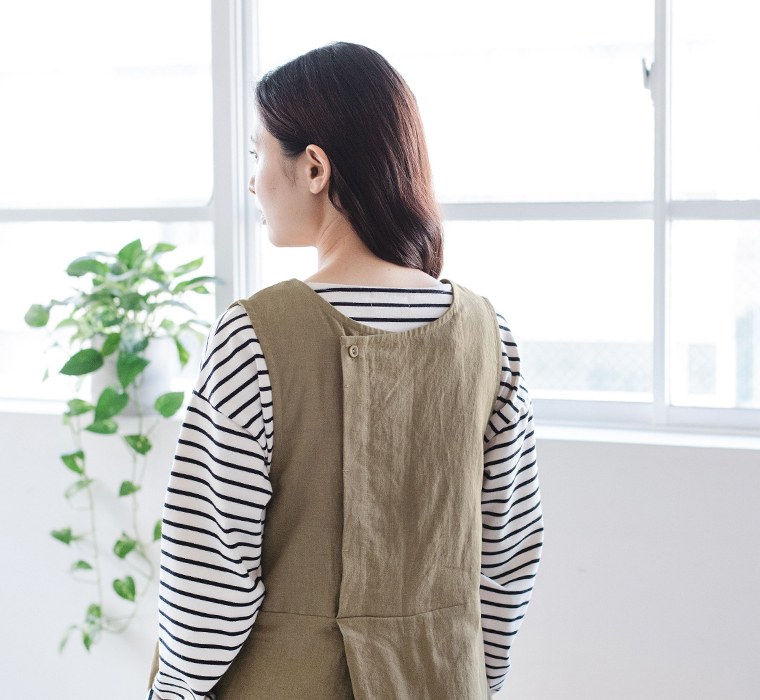 リネンコットン2wayサロペットの比翼クルーネックを後ろにしたバックスタイル