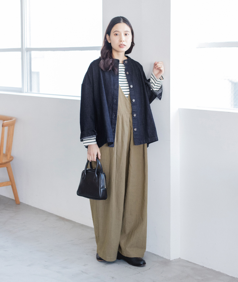 リネンコットン2wayサロペットにデニムジャケットを羽織ったコーディネート