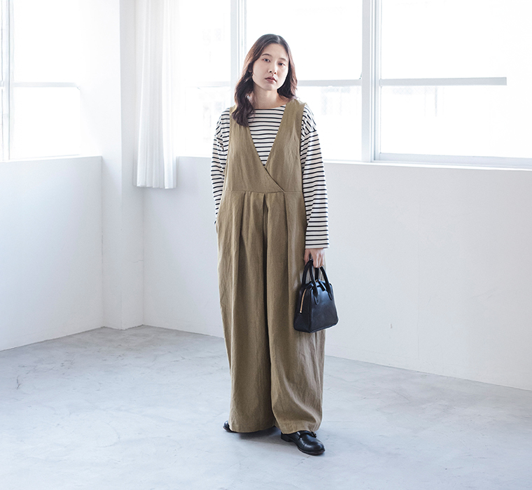 Lintu Lauluのリネンコットン2wayサロペット（ブラウン）をボーダーカットソーに重ねた正面の着用イメージ