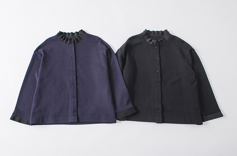 &yarnプリーツ襟カーディガンのネイビーとブラックの白背景に平置きした商品画像