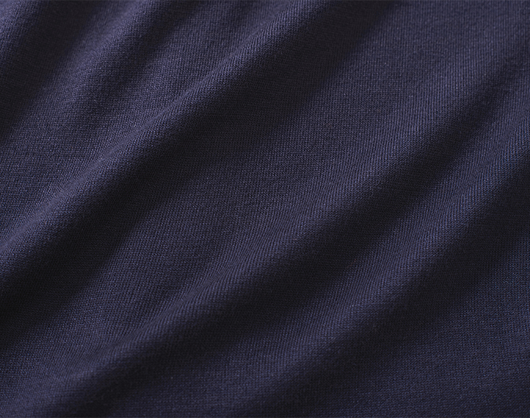 ネイビーのカーディガン生地の質感がわかるアップ画像（やや光沢のある織り模様）
