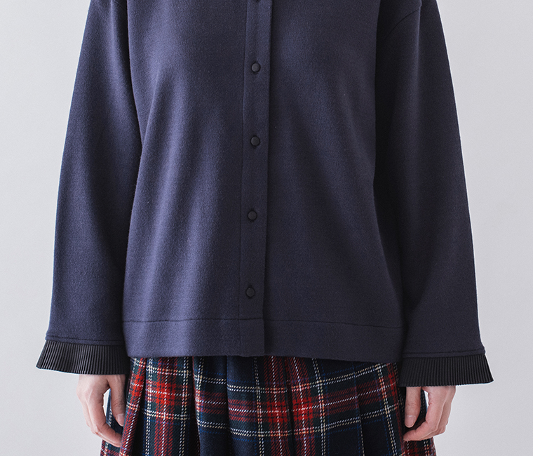 ネイビーのボタンアップカーディガンと赤系チェック柄スカートを合わせた秋冬コーディネート（上半身着用イメージ）