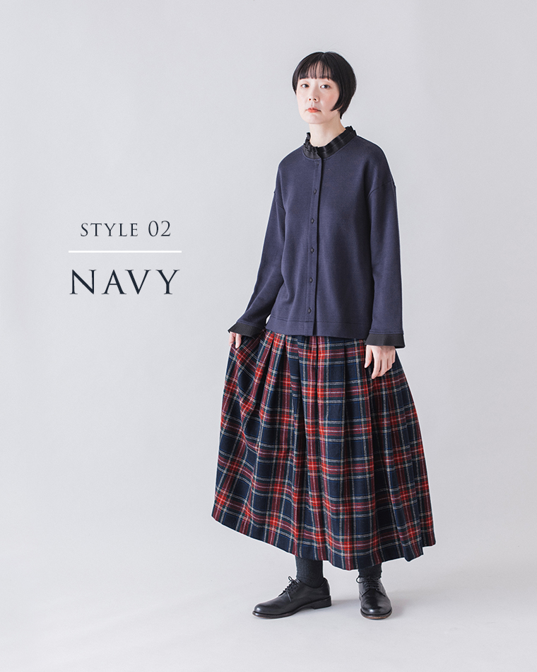 ネイビーのカーディガンとチェック柄スカートを合わせた全身コーディネート