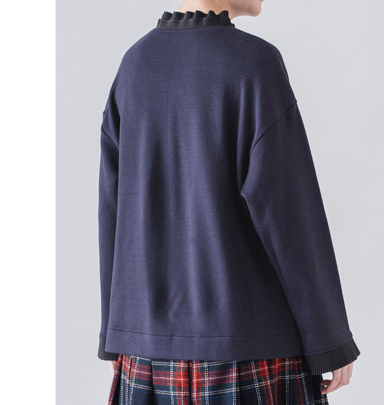  ネイビーのカーディガンとチェック柄スカートの後ろ姿（黒のプリーツ襟ディテール付き）