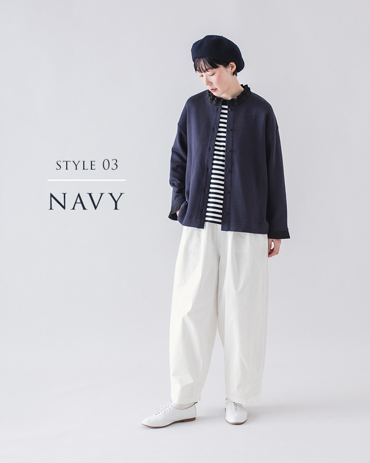 ネイビーカーディガンと白ワイドパンツを合わせた全身コーディネート