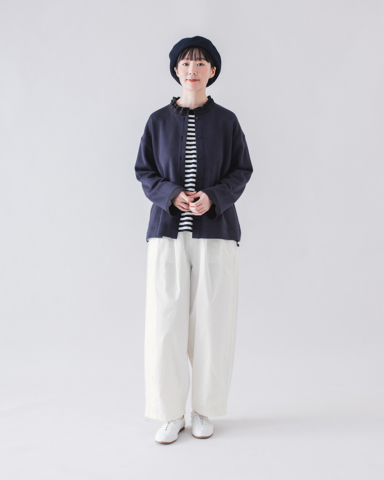 ネイビーベレー帽とカーディガン、白ワイドパンツを合わせた正面スタイル（ボーダーTシャツのレイヤード）