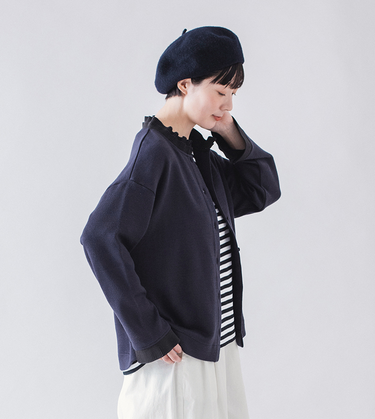 ネイビーカーディガンと白ワイドパンツの横向きコーディネート（ベレー帽とボーダーTシャツを合わせたカジュアルスタイル）