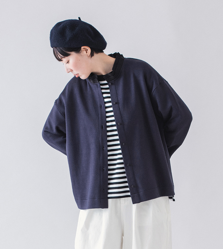 ネイビーのカーディガンとボーダーTシャツを重ねた上半身コーディネート（ネイビーベレー帽付き）