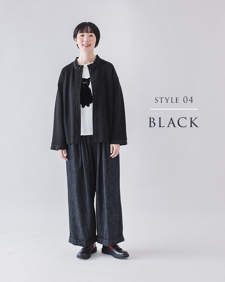 黒のカーディガンと猫グラフィックTシャツ、ダークデニムパンツを合わせた全身コーディネート