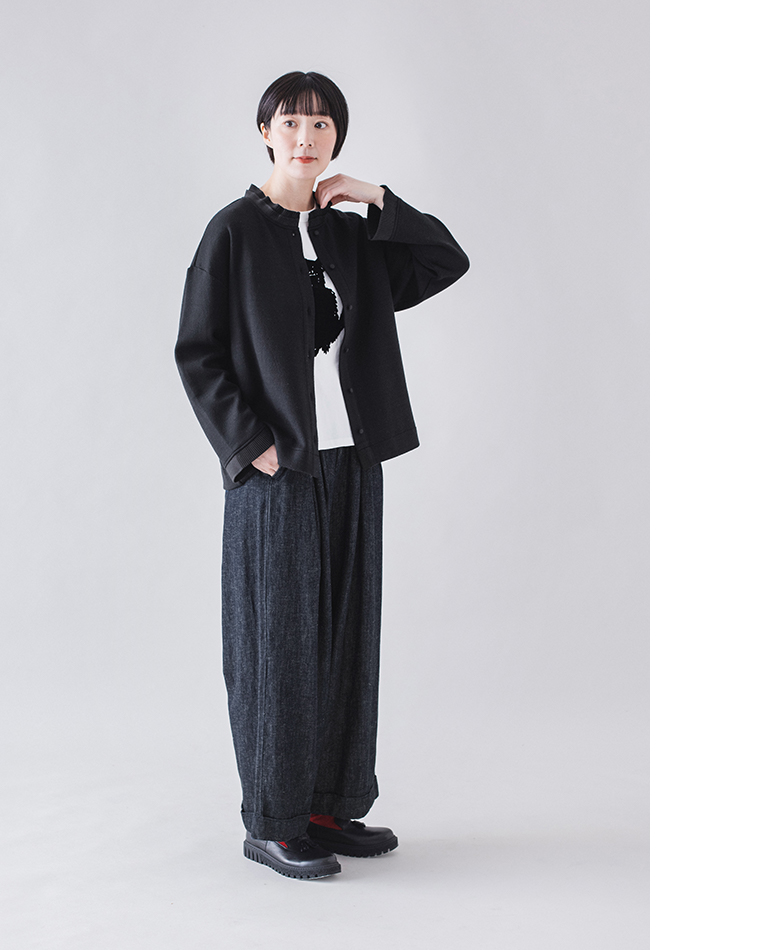 黒のカーディガンと白Tシャツ、ダークデニムパンツを合わせた正面スタイル（赤の差し色が効いたカジュアルコーデ）