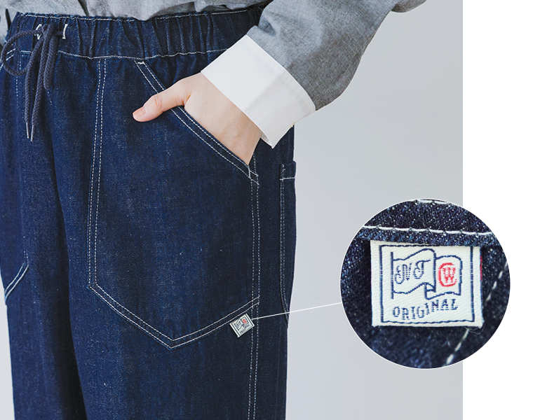 別注｜デニムカーゴワークパンツのポケット部分とブランドタグのアップ