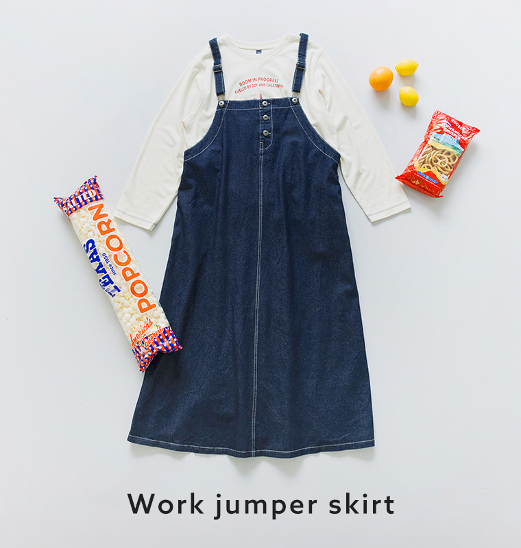 ワークジャンパースカートと長袖トップスの平置きと周囲に小物を並べたカット