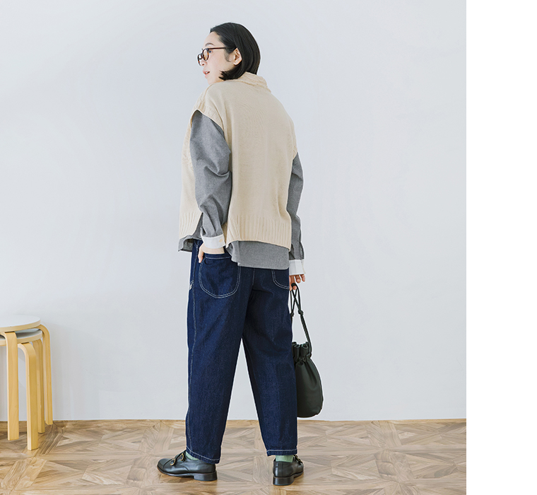 別注｜デニムカーゴワークパンツを着用したモデルの全身背面カット