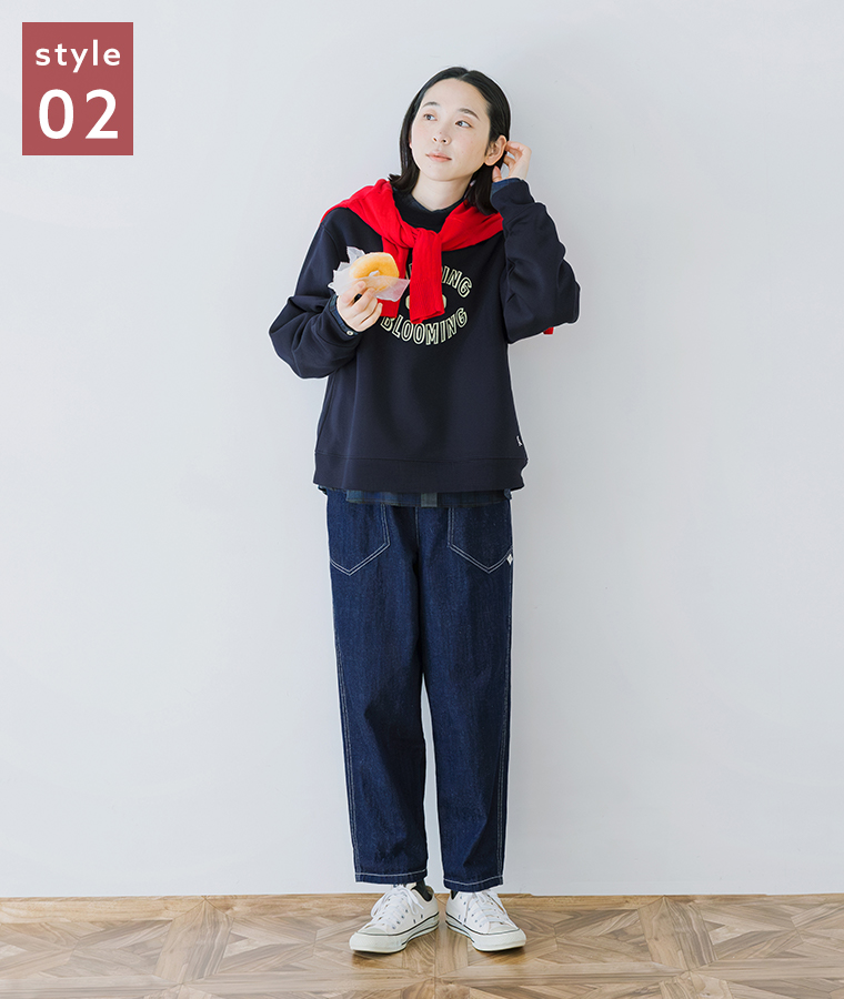 別注｜デニムカーゴワークパンツを着用したモデルの全身正面カットでトレーナーを着ている