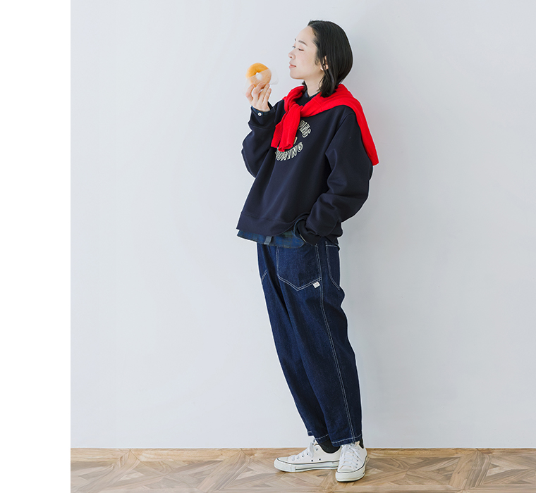 別注｜デニムカーゴワークパンツを着用したモデルの全身側面カット