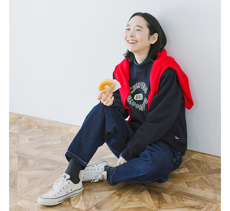 別注｜デニムカーゴワークパンツを着用したモデルが床に座っている全身カット