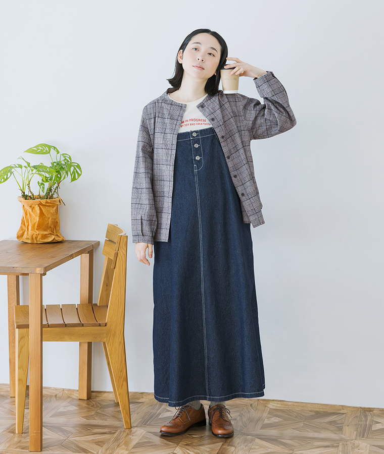 ワークジャンパースカートに羽織りを合わせて立つ全身正面