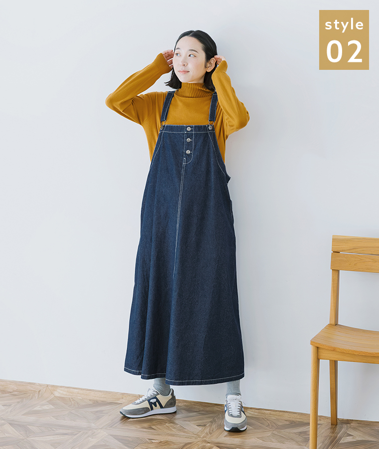 ワークジャンパースカートにニットを合わせて立つ全身正面