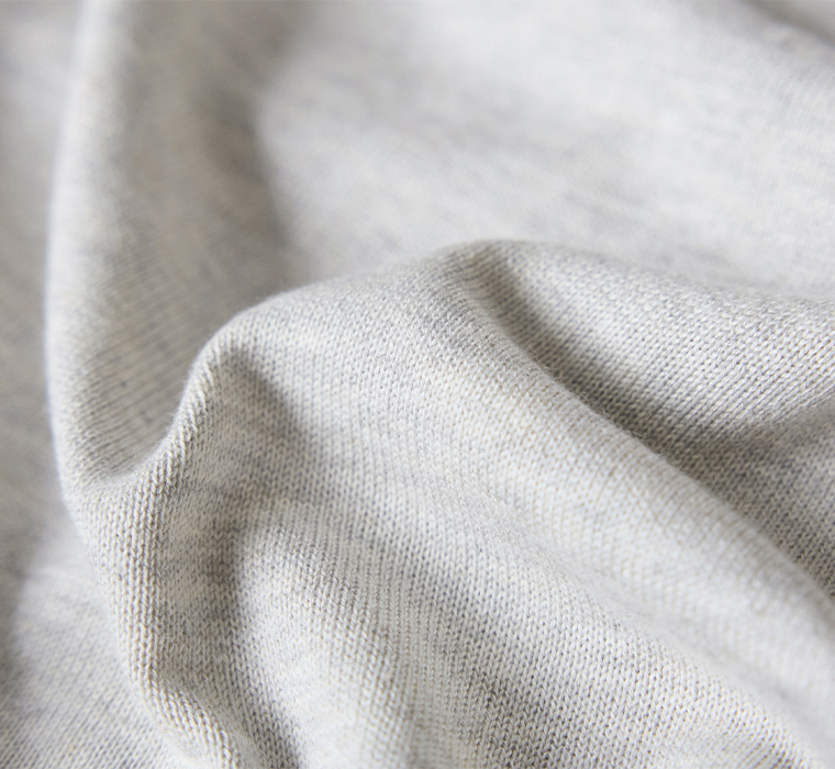 ライトグレーのニット素材のアップ