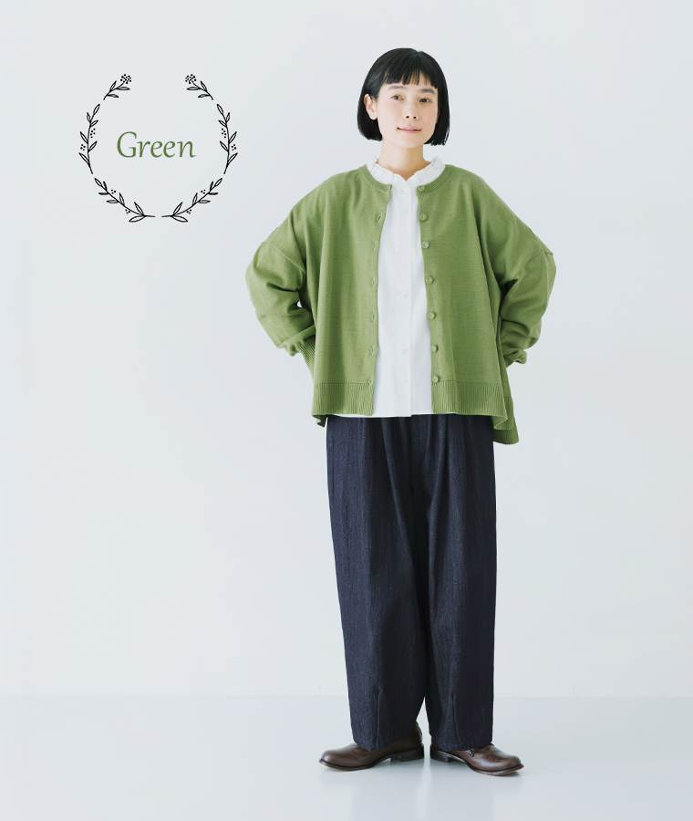 グリーンのカーディガンを白ブラウスとパンツに合わせた正面コーディネート