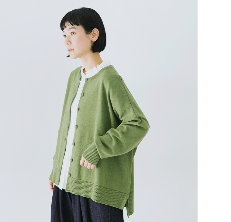 グリーンのカーディガンの裾とサイドスリットのディテール
