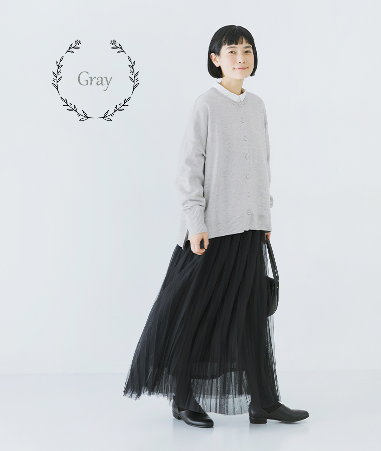 ライトグレーのカーディガンを白シャツとチュールスカートに合わせた正面コーディネート