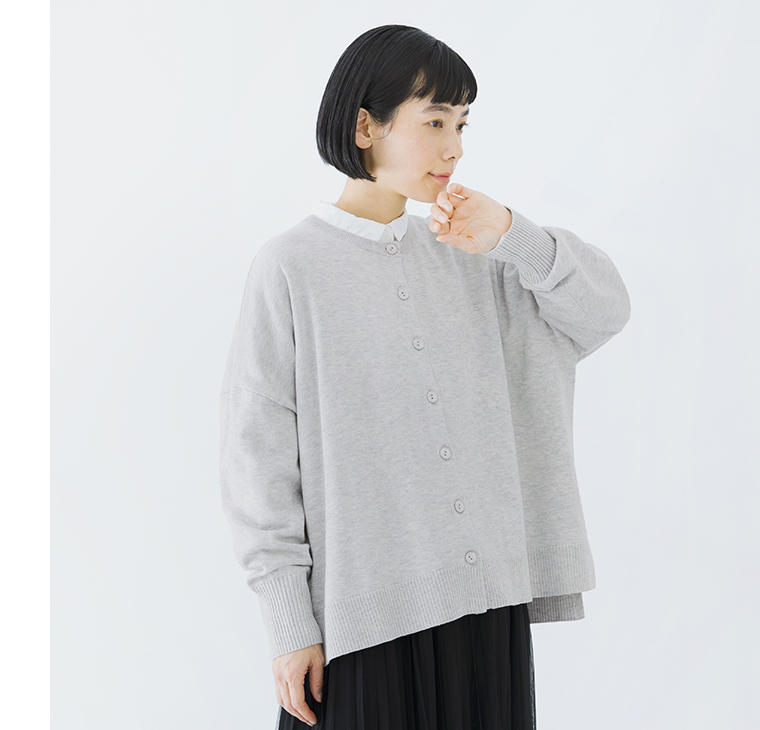 ライトグレーのカーディガンを白シャツと合わせたコーディネート