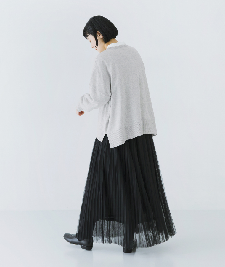 ライトグレーのカーディガンをチュールスカートに合わせたバックスタイル