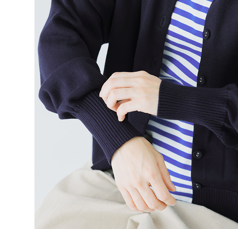 ネイビーのカーディガンの袖口とボタンのディテール